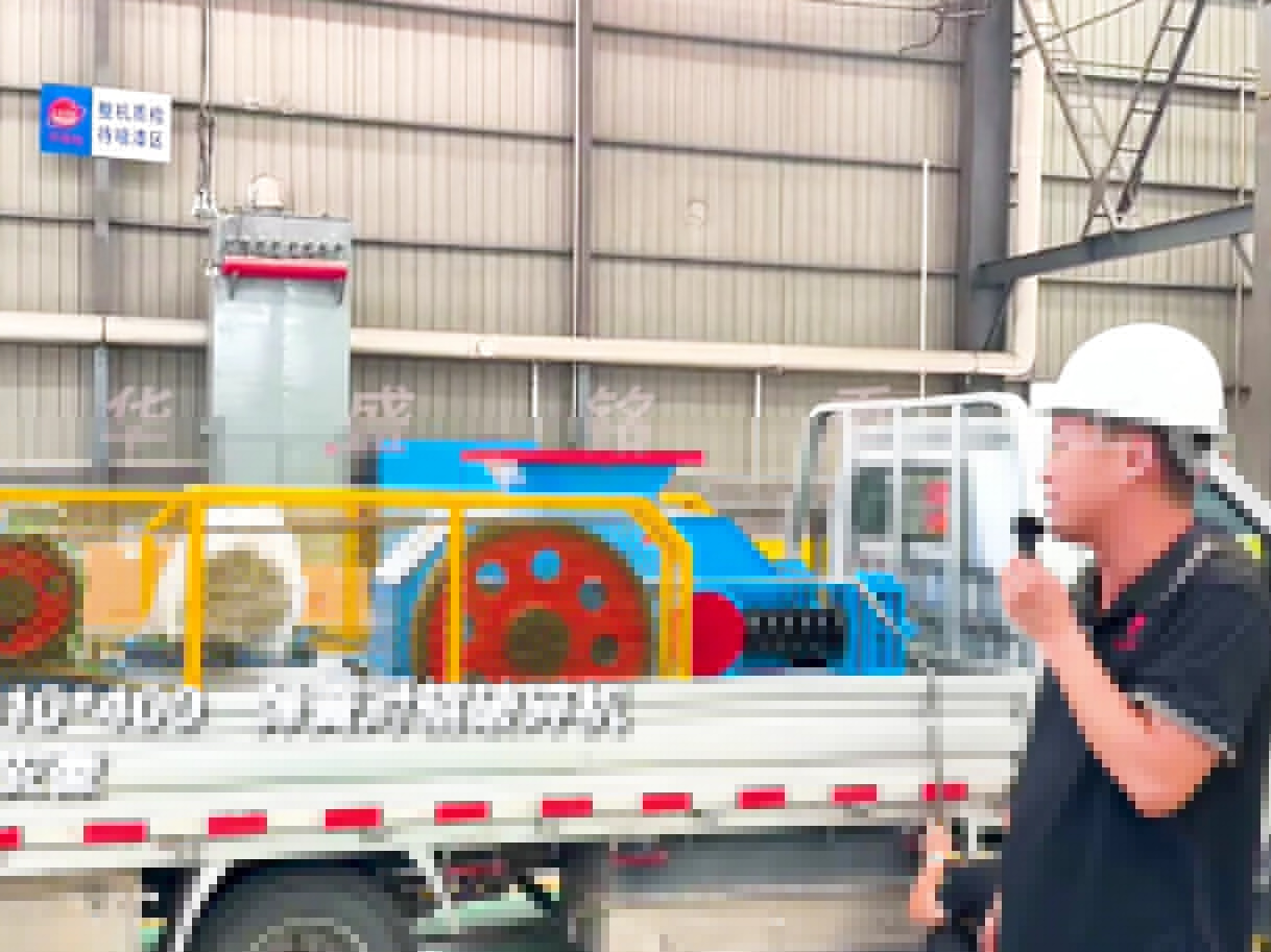 610*400彈簧對(duì)輥制砂機(jī)發(fā)往安徽六安圖片
